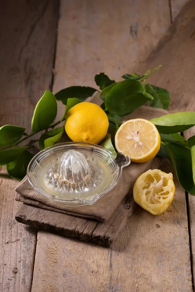 絞りたてのレモン ジュース、レモン絞り、r のガラスのボウル — ストック写真