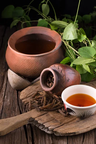 Ostindischer Schraubtee Und Tasse Tee Auf Holzgrund — Stockfoto