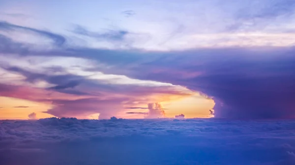 구름이 덮인 아름다운 저녁 하늘 — 스톡 사진