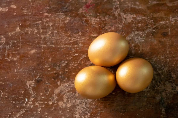 Arany tojást, egy rusztikus, fából készült háttér — Stock Fotó