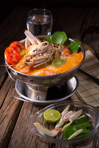 Geleneksel Tay baharatlı deniz mahsulleri çorbası Tom yum goong 