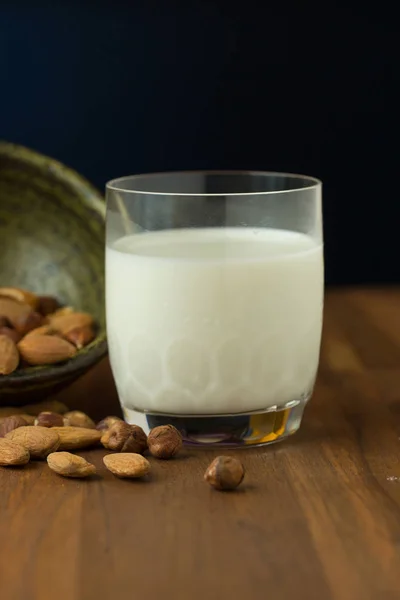 Milch Und Mandeln Auf Holzgrund — Stockfoto