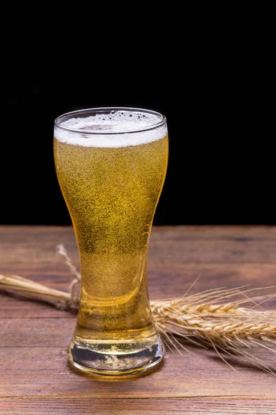 Xícara de cerveja na mesa de madeira . — Fotografia de Stock