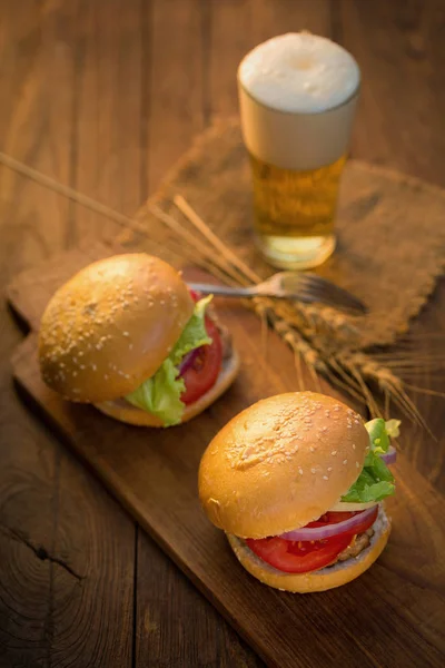 Peynirli hamburger ızgara et, peynir, domates Ahşap yüzeyi ile