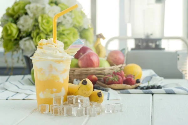 Yogur de batido de plátano con miel y crema batida y fruta — Foto de Stock