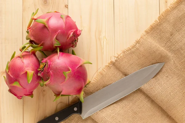 Tropische dragon fruit op houten bord en keuken hakmes — Stockfoto