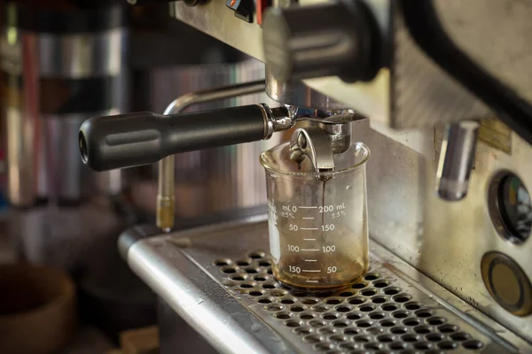 Primer plano de la máquina de café haciendo café — Foto de Stock