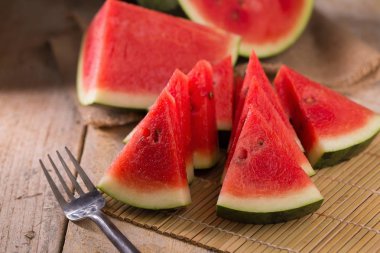 Ahşap arka planda karpuz ve karpuz parçaları