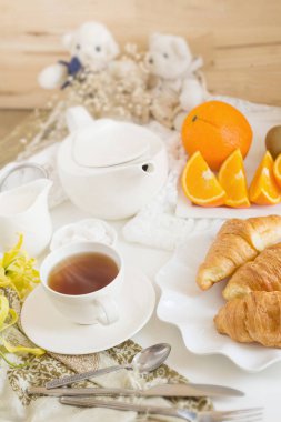 Continental kahvaltı altın ile Fransız kruvasan meyve ve Kupası