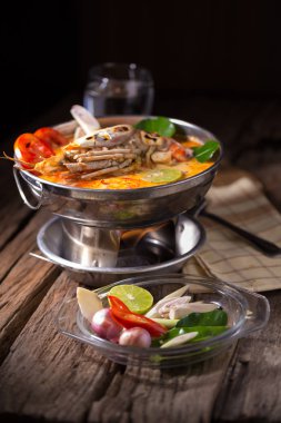 Geleneksel Tay baharatlı deniz mahsulleri çorbası Tom yum goong 
