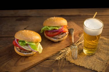 Peynirli hamburger ızgara et, peynir, domates Ahşap yüzeyi ile