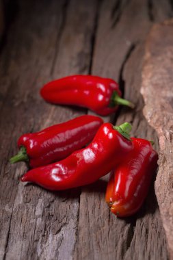 Ahşap siyah zemin üzerine kırmızı biber soğuk. Kırmızı sıcak biber pepp