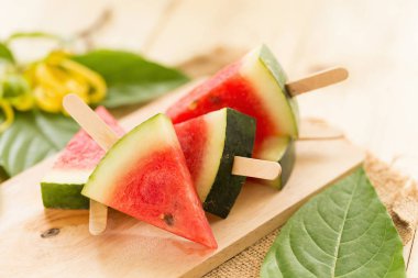 karpuz parçalar kahverengi ahşap masa üzerinde sopa üzerinde.