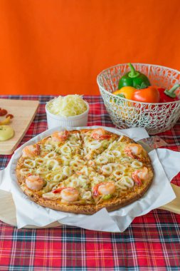 Deniz ürünleri ile lezzetli pizza