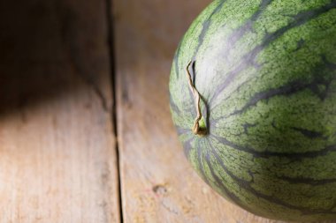 Ahşap arka planda karpuz ve karpuz parçaları