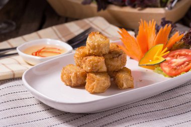 Derin kızarmış et ürünleri plaka üzerinde rulo