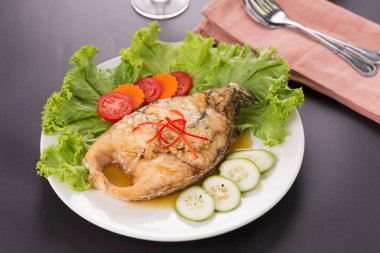 Beyaz tabakta derin kızarmış balık balık sosu ile