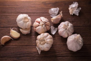 Sarımsak rustik ahşap zemin üzerine yığını