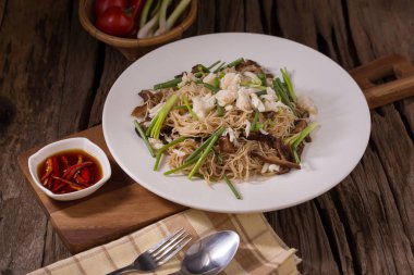 Kızarmış Çin yuvarlak şehriye Tay tarzı yengeç