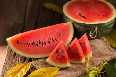 Karpuz dilimleri rustik ahşap zemin ile natürmort.