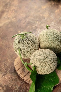 Olgun tatlı kavun karpuz ahşap tablo.