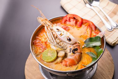 Geleneksel Tay baharatlı deniz mahsulleri çorbası Tom yum goong 