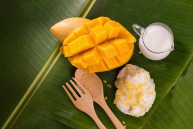 Tayland tatlı tatlı mango ve muz yaprak yapışkan pirinç