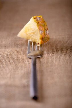 Ananas dilimleri ve ananas Asya tarzı eski wo üzerinde kabuklu