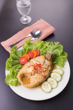 Beyaz tabakta derin kızarmış balık balık sosu ile