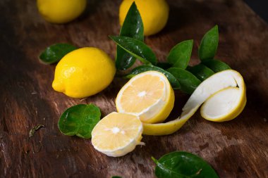 Ahşap zemin üzerine limon görünümü Kapat.