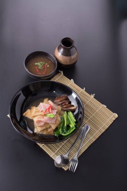 Büyük kızarmış şehriye Çince lahana tepesinde ve mantar ve kırmızı biber çorbası domuz Marine