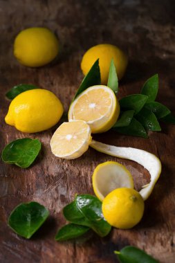 Ahşap zemin üzerine limon görünümü Kapat.