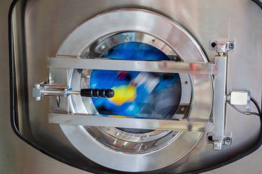 Bir çamaşır makinesinin kapağını kapat.