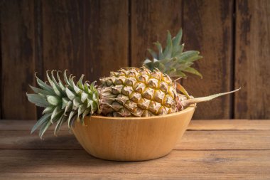 Ahşap arka plan üzerinde olgunlaşmış taze ananas