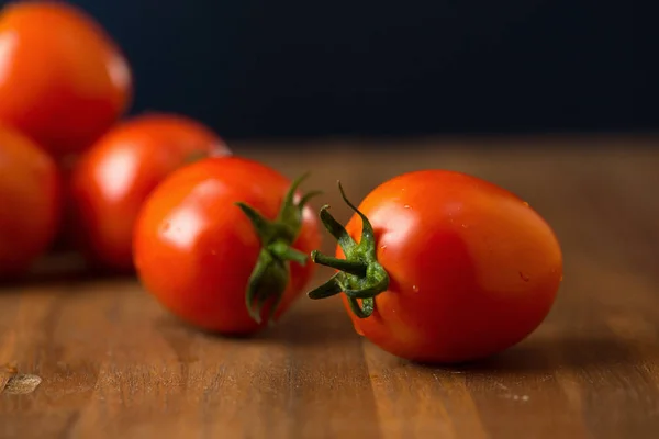 Modne Friske Tomater Træbord - Stock-foto