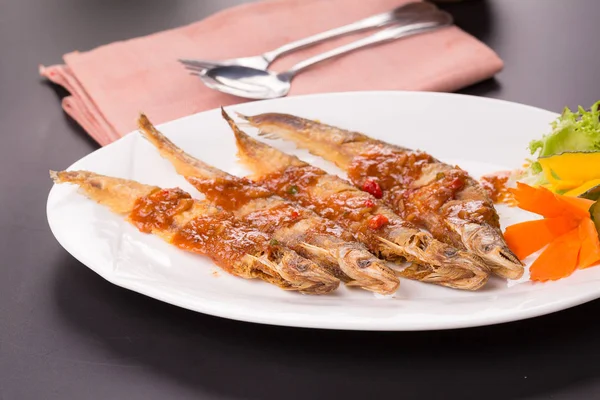 Beyaz tabakta chili soslu kızarmış sheatfish