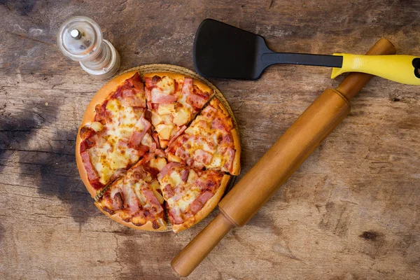 jambon, mantar ve zeytin pizza, pizza üstten görünüm rustik masada