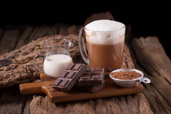 木製の背景に冷たいチョコレート ミルク飲み物とチョコレート バー — ストック写真