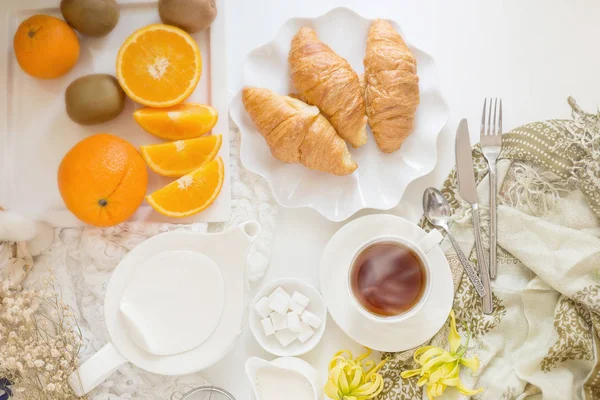 Continental kahvaltı altın ile Fransız kruvasan meyve ve Kupası