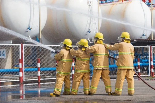 Пожарные Распыляют Воду Баллонах Сжиженного Газа — стоковое фото