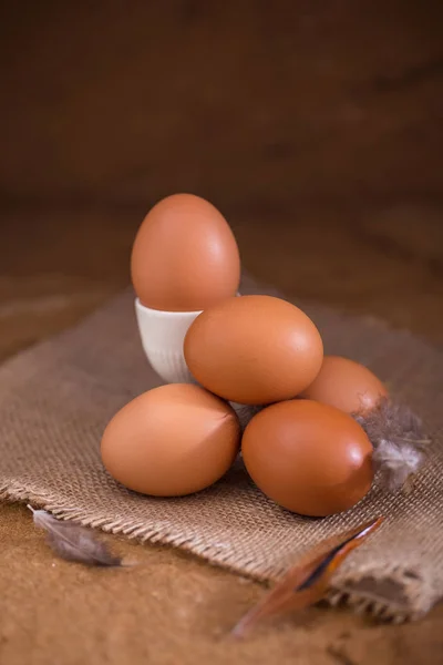 Großaufnahme Von Frischen Eiern Auf Dunklem Holztisch — Stockfoto