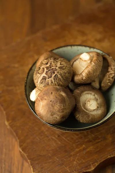 Grzyby Shiitake na drewnianym stole. Selektywny fokus — Zdjęcie stockowe