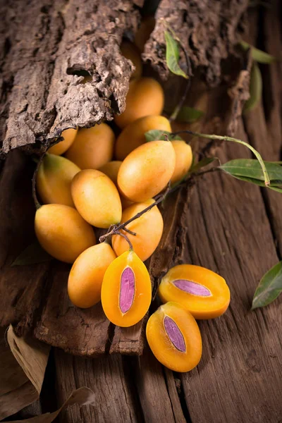 Plango φρούτων ή τροπικά φρούτα Νοτιοανατολική Ασία Marian δαμάσκηνο σε παλιό — Φωτογραφία Αρχείου