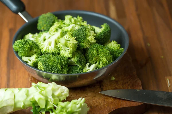 Healthy Green Organic Raw Broccoli Florets Ready for Cooking. Br — Stock Photo, Image