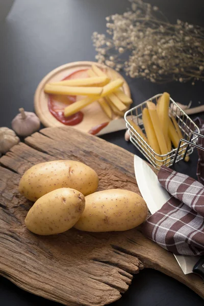 Derin kızarmış patates dilimi ve yemek pişirmek için ahşap baord patates — Stok fotoğraf