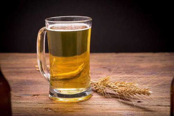 Xícara de cerveja na mesa de madeira . — Fotografia de Stock