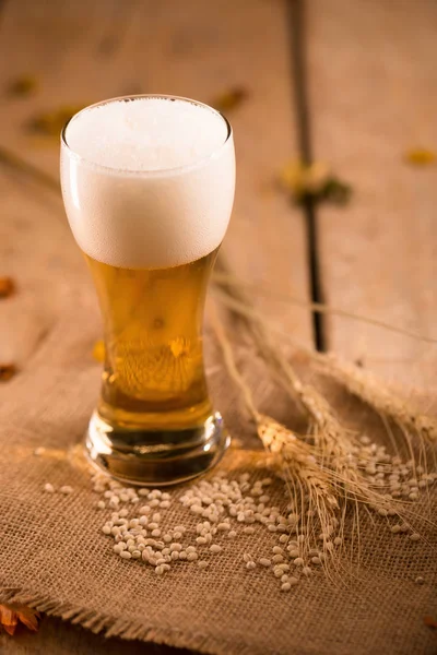 Natureza Morta Vidro Cerveja Arroz Cevada Mesa Madeira — Fotografia de Stock