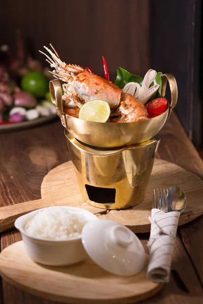 Geleneksel Tay baharatlı deniz mahsulleri çorbası Tom yum goong 