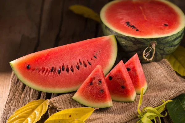 Karpuz dilimleri rustik ahşap zemin ile natürmort.