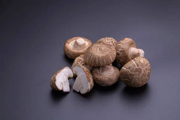 Grzyby Shiitake na stół czarny — Zdjęcie stockowe